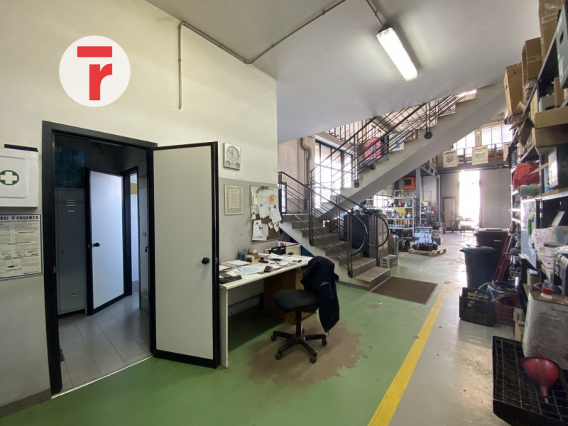 Cadoneghe - Su Strada del Santo. Su zona di largo passaggio, con parcheggio per clienti e ampio s...