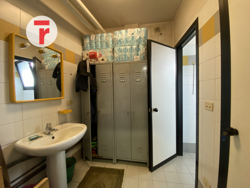 Cadoneghe - Su Strada del Santo. Su zona di largo passaggio, con parcheggio per clienti e ampio s...