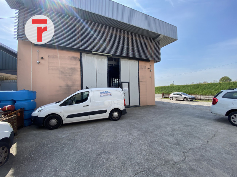 Cadoneghe - Su Strada del Santo. Su zona di largo passaggio, con parcheggio per clienti e ampio s...