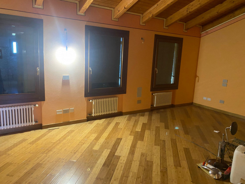 (Per INFO 3316190143) A San Giorgio delle Pertiche proponiamo in vendita una splendida villa sing...