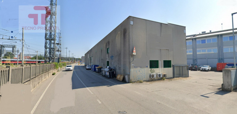 Offriamo in vendita un immobile commerciale di generose dimensioni, situato nella vivace zona del...