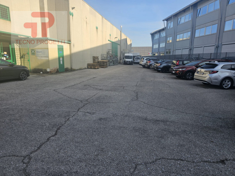 Offriamo in vendita un immobile commerciale di generose dimensioni, situato nella vivace zona del...