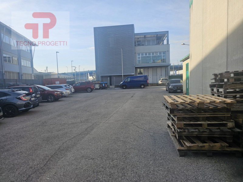 Offriamo in vendita un immobile commerciale di generose dimensioni, situato nella vivace zona del...