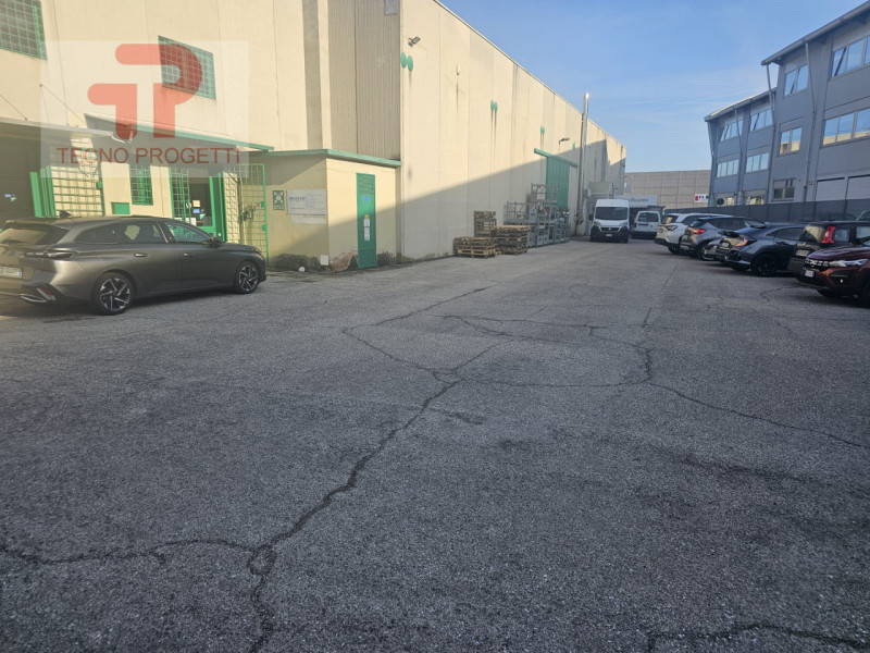 Offriamo in vendita un immobile commerciale di generose dimensioni, situato nella vivace zona del...