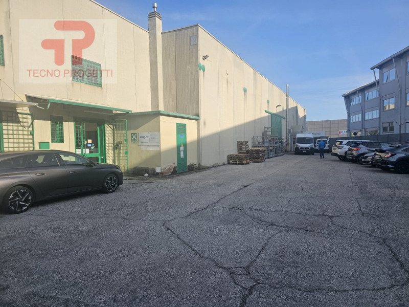 Offriamo in vendita un immobile commerciale di generose dimensioni, situato nella vivace zona del...