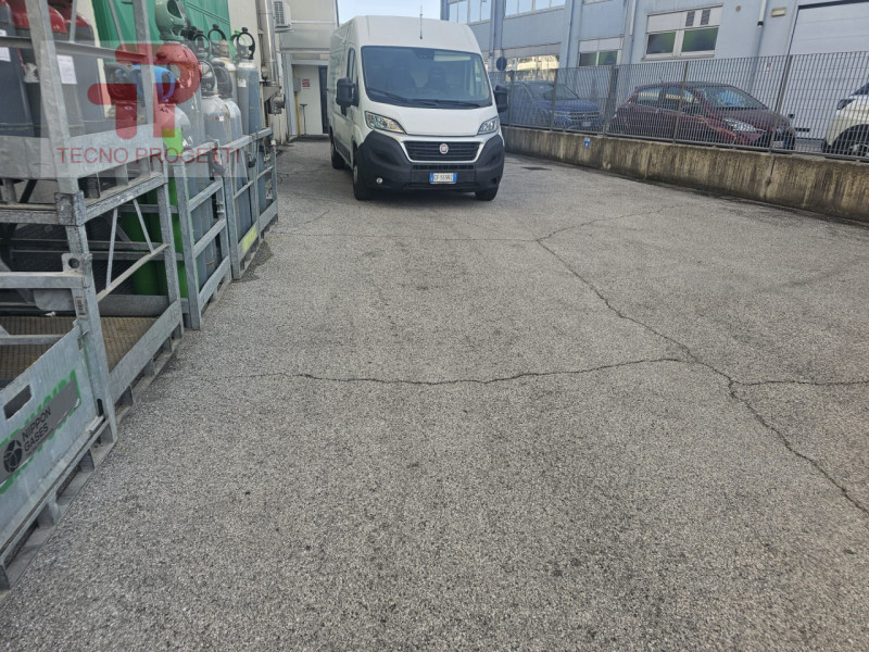 Offriamo in vendita un immobile commerciale di generose dimensioni, situato nella vivace zona del...