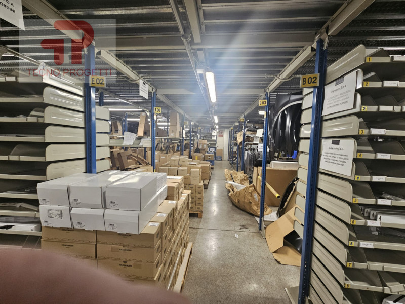 Offriamo in vendita un immobile commerciale di generose dimensioni, situato nella vivace zona del...