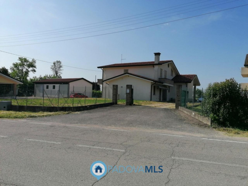 Immobile in esclusiva al Gruppo Padova MLS

CODEVIGO - Loc. ROSARA. 

Inserita su lotto di ca. 1....