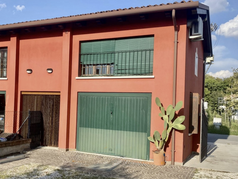 (Per INFO 3316190143) A Castello di Godego, lontano dal traffico, proponiamo in vendita porzione ...