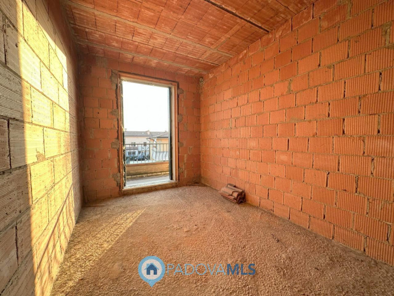 Immobile in esclusiva al Gruppo Padova MLS

A Due Carrare, in posizione comoda ai principali serv...