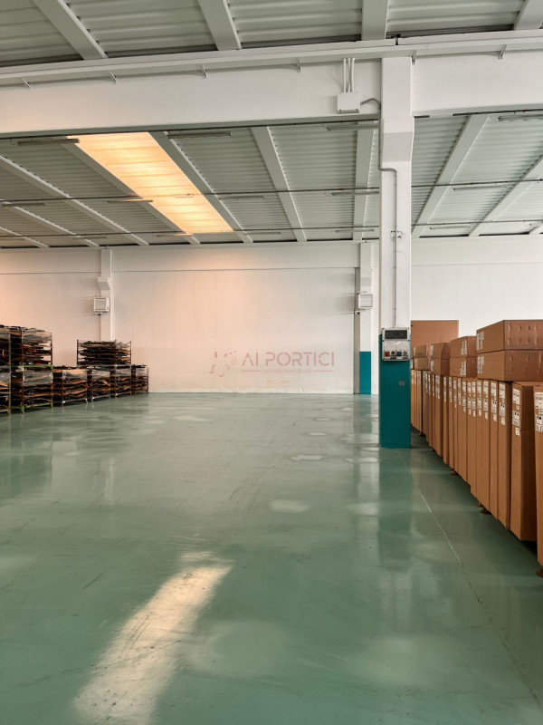 CODEVIGO - In Zona artigianale, proponiamo CAPANNONE perfetto per attività industriali, logistich...