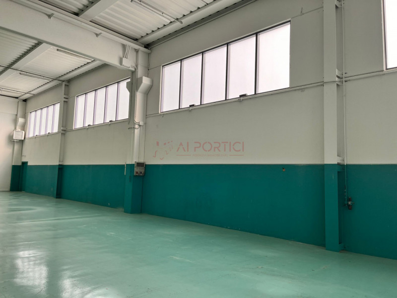 CODEVIGO - In Zona artigianale, proponiamo CAPANNONE perfetto per attività industriali, logistich...