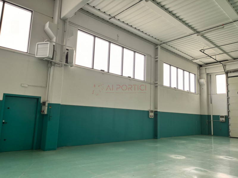 CODEVIGO - In Zona artigianale, proponiamo CAPANNONE perfetto per attività industriali, logistich...