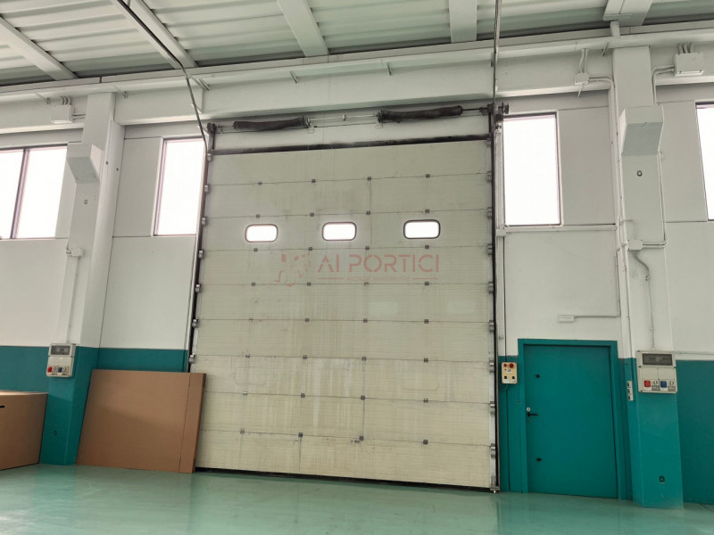 CODEVIGO - In Zona artigianale, proponiamo CAPANNONE perfetto per attività industriali, logistich...