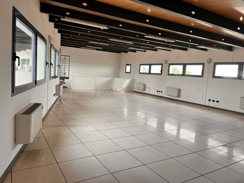 CODEVIGO - In Zona artigianale, proponiamo CAPANNONE perfetto per attività industriali, logistich...