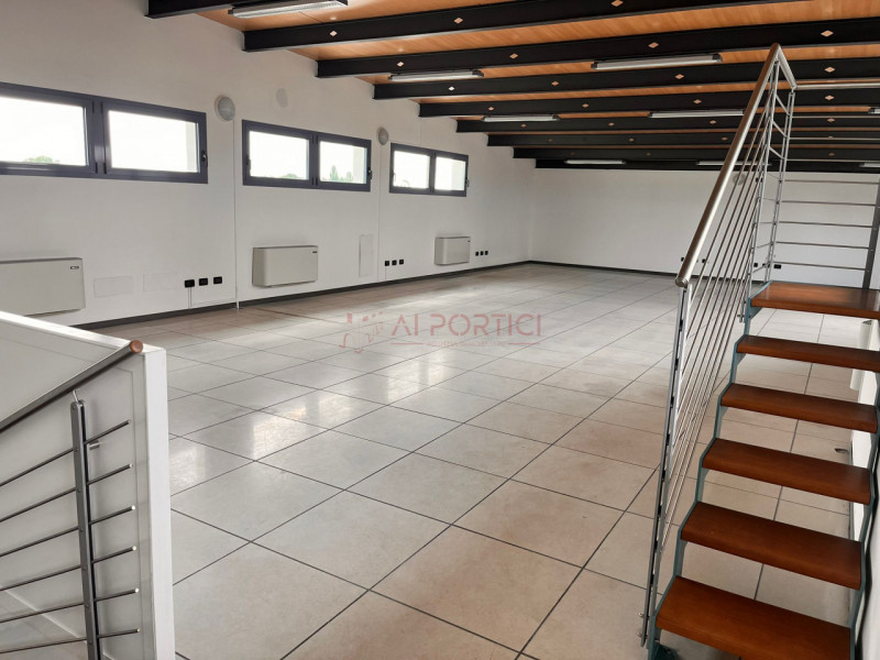 CODEVIGO - In Zona artigianale, proponiamo CAPANNONE perfetto per attività industriali, logistich...