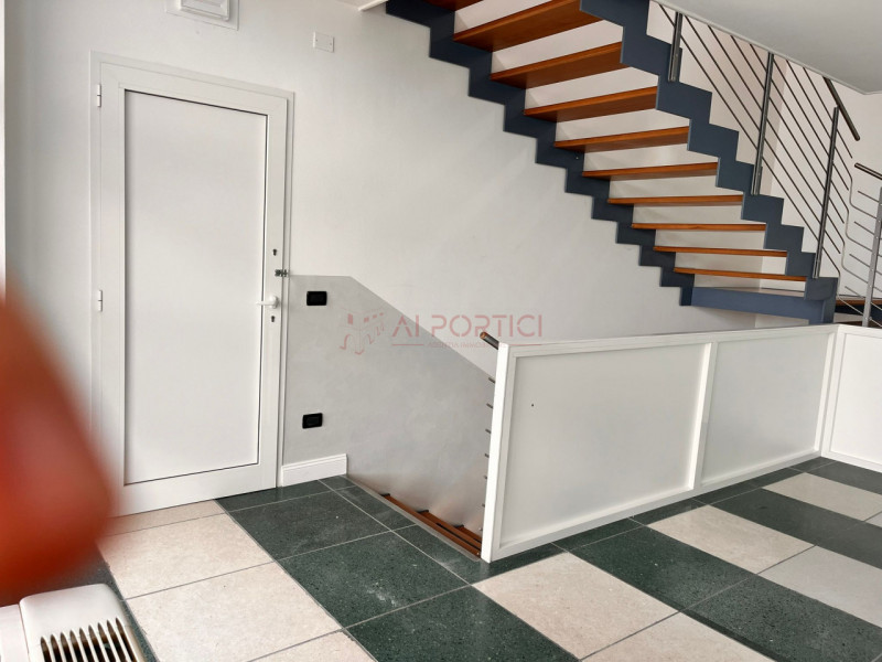 CODEVIGO - In Zona artigianale, proponiamo CAPANNONE perfetto per attività industriali, logistich...