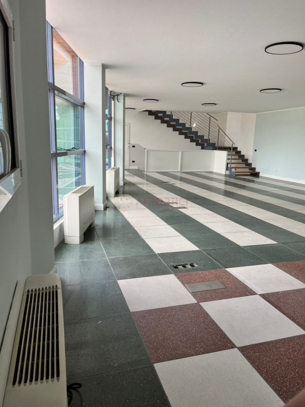 CODEVIGO - In Zona artigianale, proponiamo CAPANNONE perfetto per attività industriali, logistich...