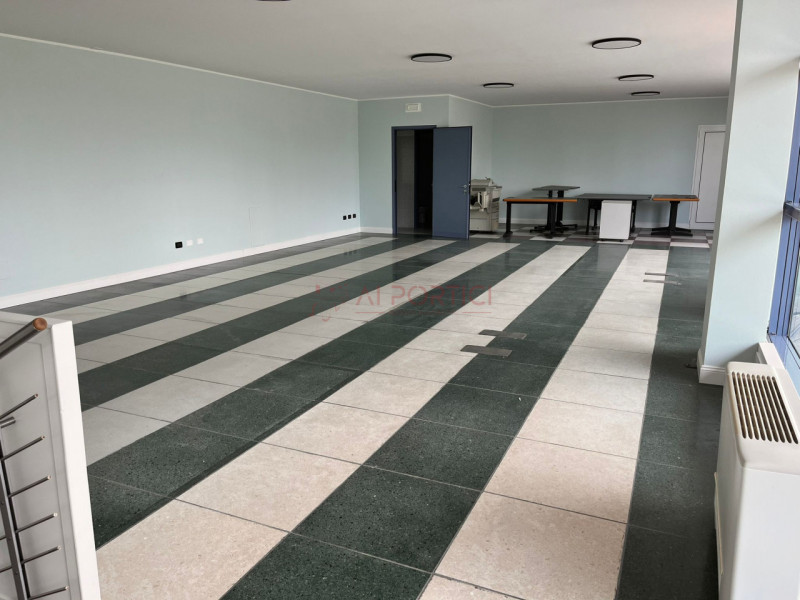 CODEVIGO - In Zona artigianale, proponiamo CAPANNONE perfetto per attività industriali, logistich...