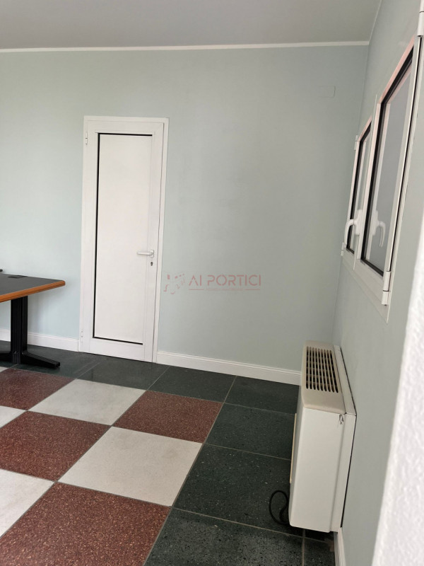 CODEVIGO - In Zona artigianale, proponiamo CAPANNONE perfetto per attività industriali, logistich...