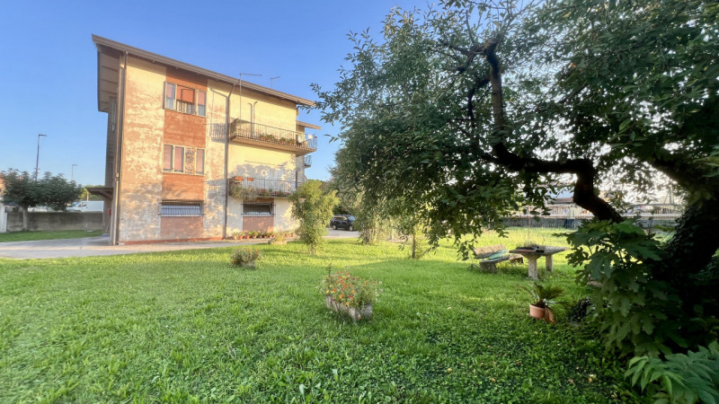 Interessante soluzione in contesto residenziale di sole 4 unità abitative, senza spese condominia...