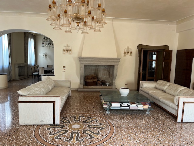 PADOVA CENTRO STORICO, Riferimento MC002: tra Piazza dei Signori e Piazza Duomo in zona ZTL, impo...