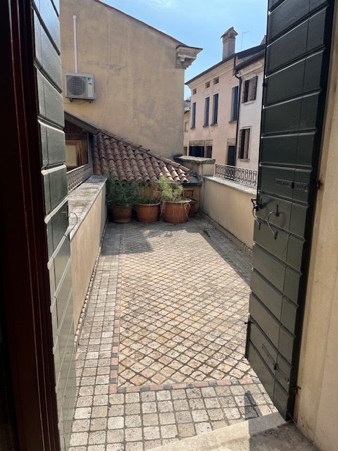 PADOVA CENTRO STORICO, Riferimento MC002: tra Piazza dei Signori e Piazza Duomo in zona ZTL, impo...