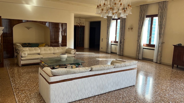 PADOVA CENTRO STORICO, Riferimento MC002: tra Piazza dei Signori e Piazza Duomo in zona ZTL, impo...