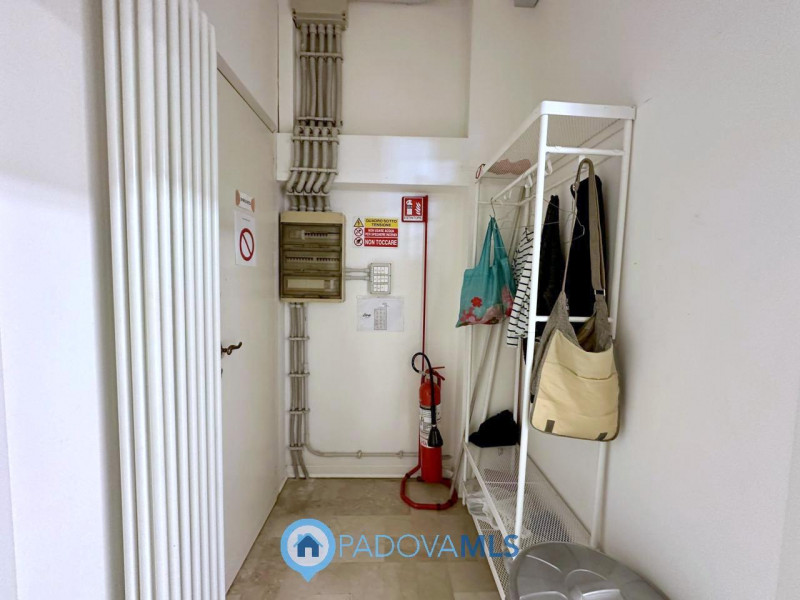 Immobile in esclusiva al Gruppo Padova MLS

Locale commerciale di 165 mq al piano terra, dotato d...