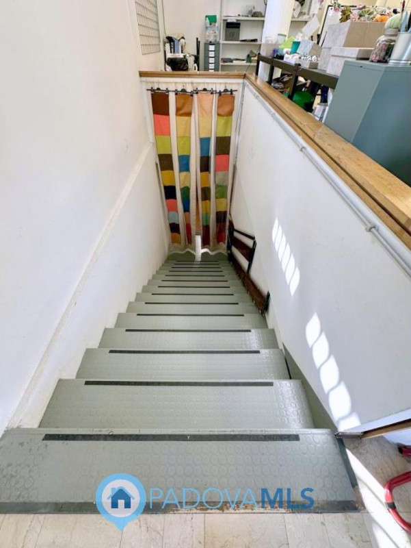 Immobile in esclusiva al Gruppo Padova MLS

Locale commerciale di 165 mq al piano terra, dotato d...