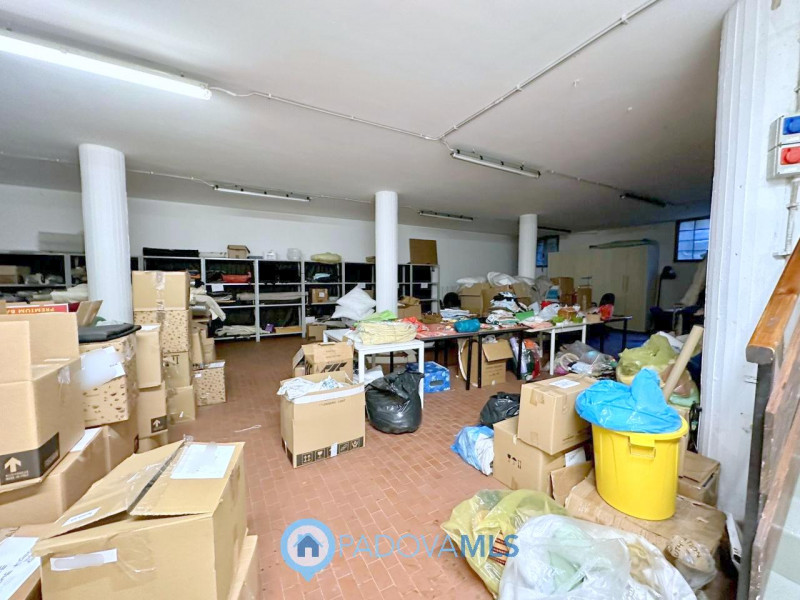 Immobile in esclusiva al Gruppo Padova MLS

Locale commerciale di 165 mq al piano terra, dotato d...