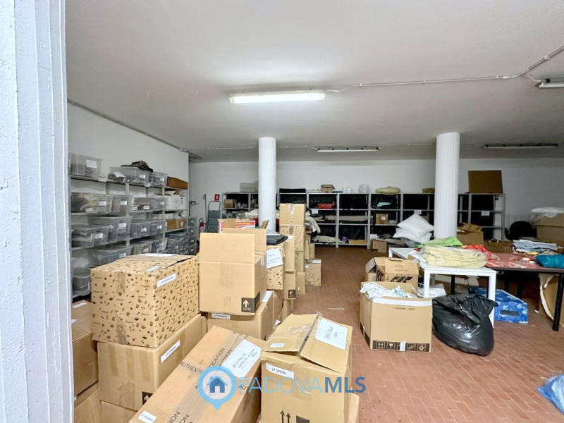Immobile in esclusiva al Gruppo Padova MLS

Locale commerciale di 165 mq al piano terra, dotato d...