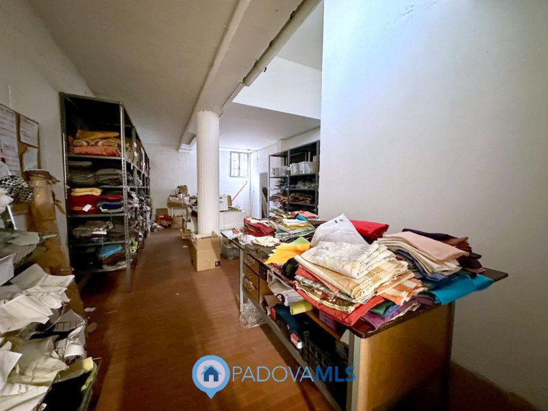 Immobile in esclusiva al Gruppo Padova MLS

Locale commerciale di 165 mq al piano terra, dotato d...