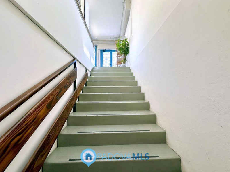 Immobile in esclusiva al Gruppo Padova MLS

Locale commerciale di 165 mq al piano terra, dotato d...