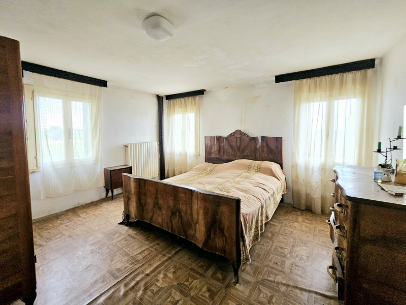 Proponiamo in vendita a Villa Estense, porzione di abitazione accostata di testa, da ristrutturar...