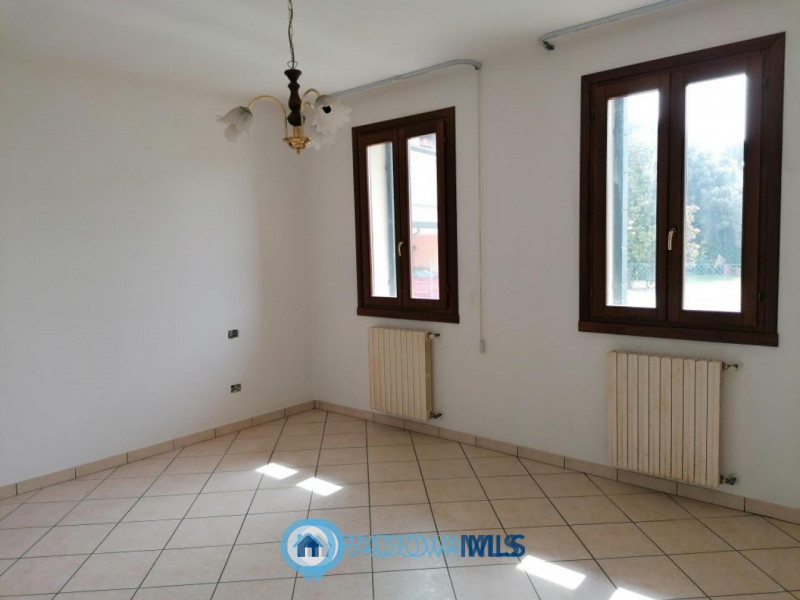 Immobile in esclusiva al Gruppo Padova MLS

CODEVIGO - Loc. ROSARA. 

Inserita su lotto di ca. 1....