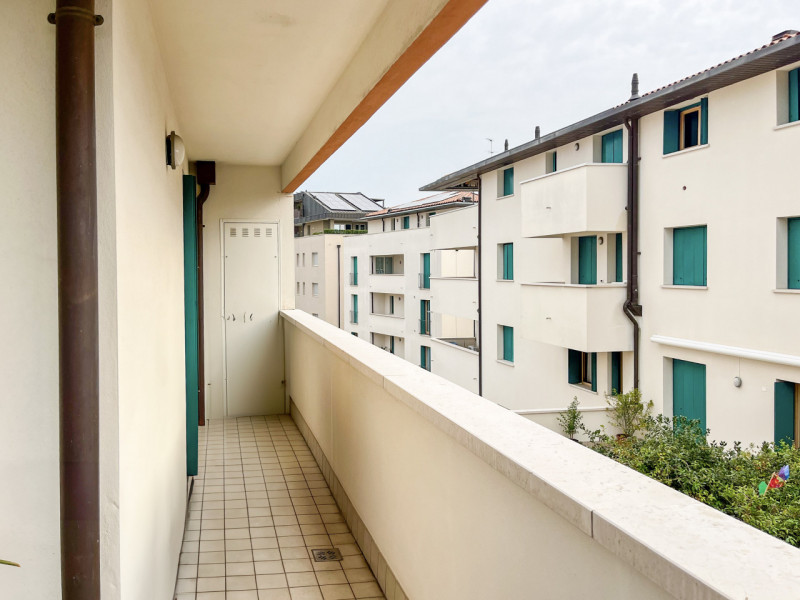 (Per INFO Roberto 3453195338) Situato nel cuore di Montebelluna, precisamente in Piazza Oberkoche...