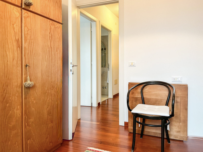 (Per INFO Roberto 3453195338) Situato nel cuore di Montebelluna, precisamente in Piazza Oberkoche...