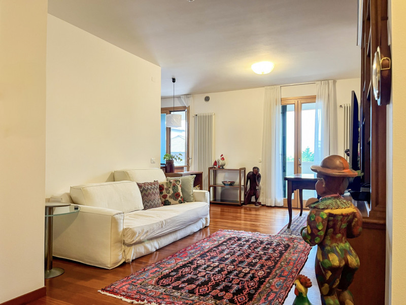 (Per INFO Roberto 3453195338) Situato nel cuore di Montebelluna, precisamente in Piazza Oberkoche...