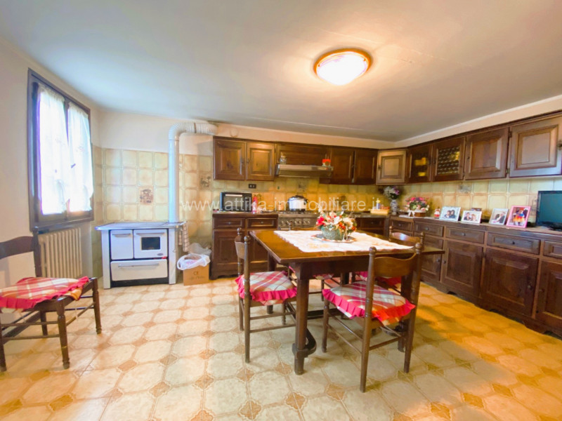 In un incantevole contesto collinare, nel comune di Vò, offriamo in vendita una magnifica casa di...