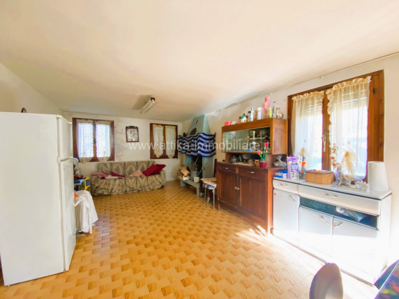 In un incantevole contesto collinare, nel comune di Vò, offriamo in vendita una magnifica casa di...