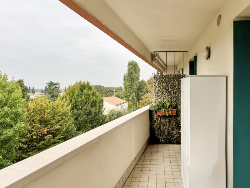 (Per INFO Roberto 3453195338) Situato nel cuore di Montebelluna, precisamente in Piazza Oberkoche...