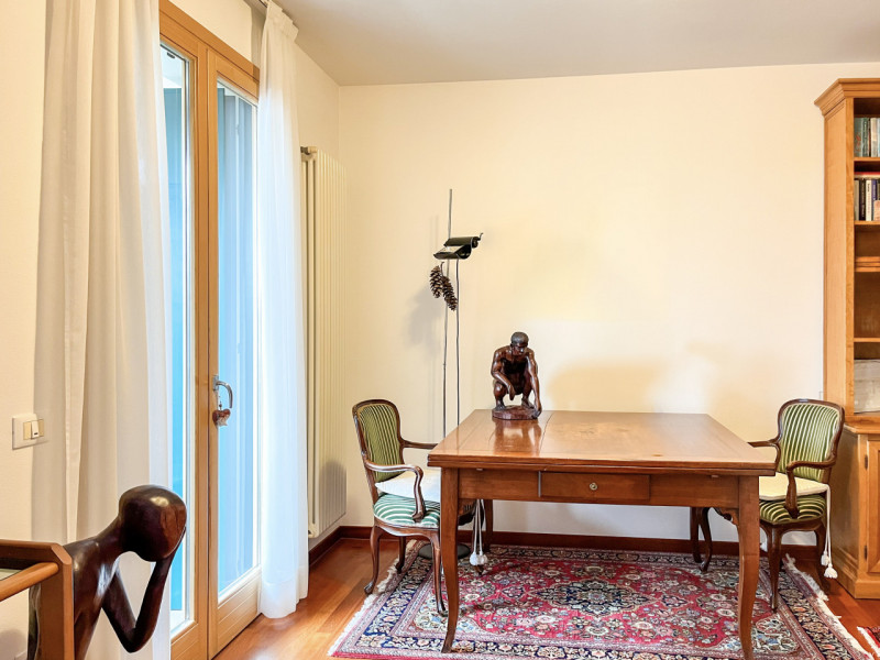 (Per INFO Roberto 3453195338) Situato nel cuore di Montebelluna, precisamente in Piazza Oberkoche...