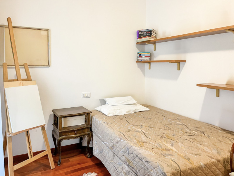 (Per INFO Roberto 3453195338) Situato nel cuore di Montebelluna, precisamente in Piazza Oberkoche...