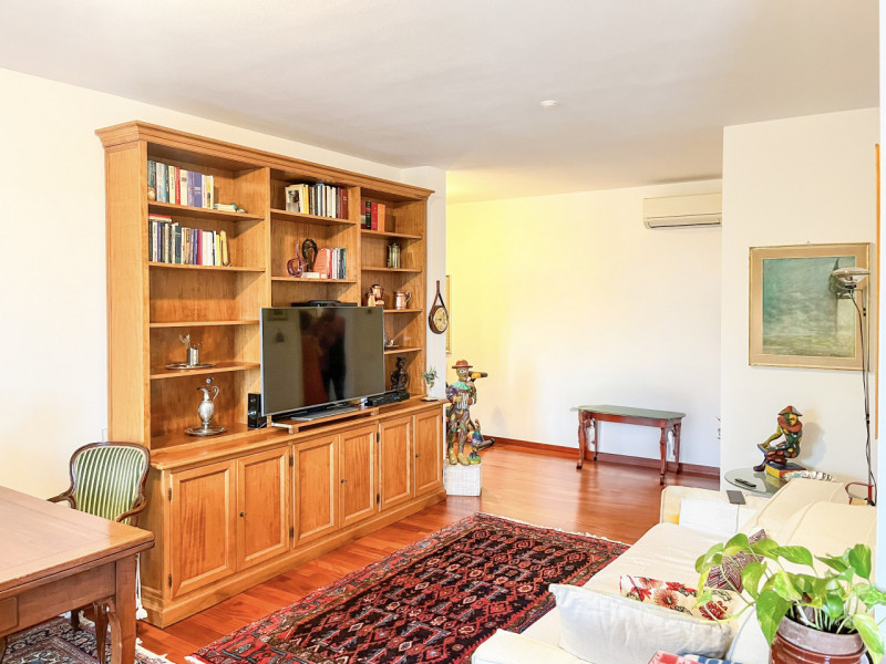 (Per INFO Roberto 3453195338) Situato nel cuore di Montebelluna, precisamente in Piazza Oberkoche...