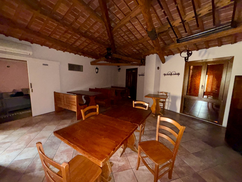 COMPOSIZIONE:
Ampio locale in stile rustico, sviluppato su due livelli con giardino di pertinenza...