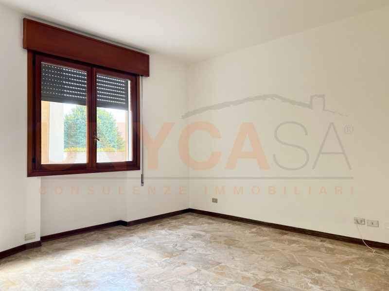 MONTEGALDA: appartamento al primo piano, composto zona giorno, da due spaziose camere matrimonial...