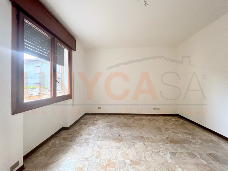 MONTEGALDA: appartamento al primo piano, composto zona giorno, da due spaziose camere matrimonial...