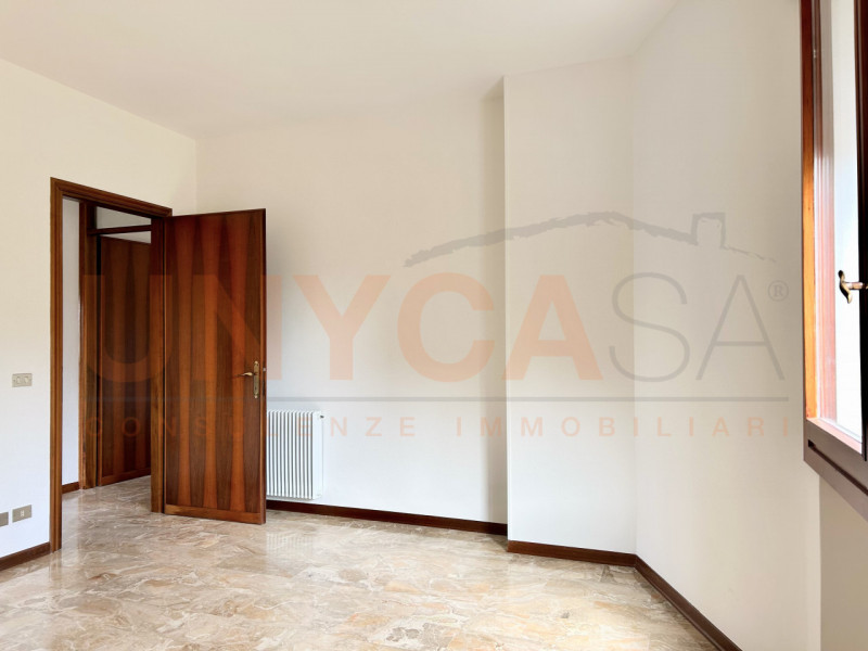 MONTEGALDA: appartamento al primo piano, composto zona giorno, da due spaziose camere matrimonial...