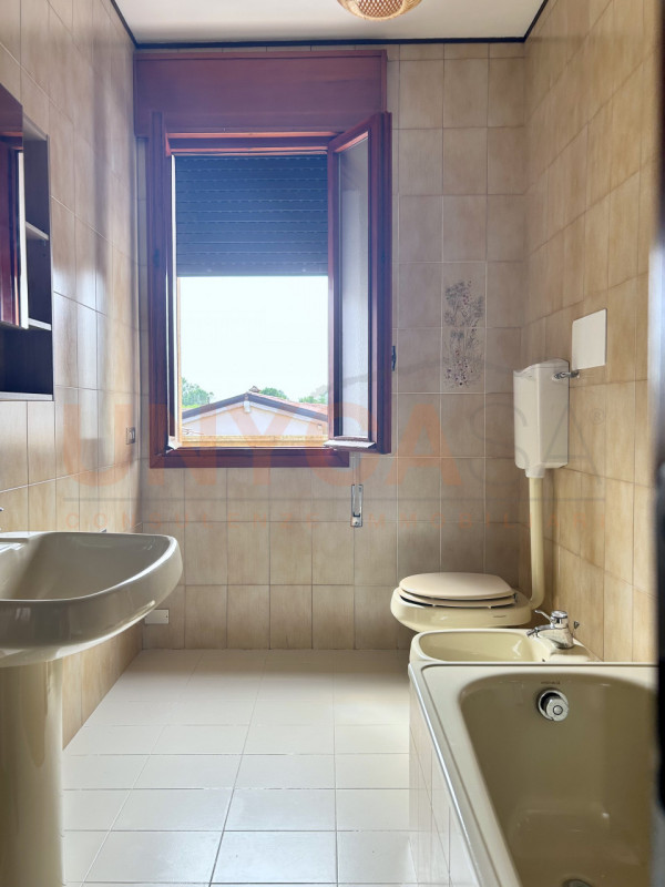 MONTEGALDA: appartamento al primo piano, composto zona giorno, da due spaziose camere matrimonial...